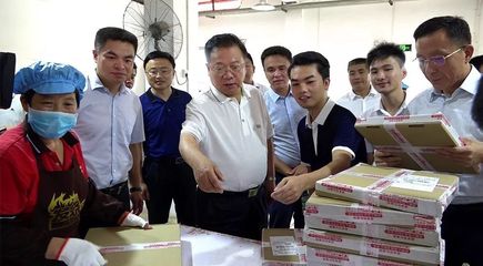 決勝脫貧攻堅(jiān) 市委書(shū)記易鵬飛深入我縣調(diào)研紙制品銷售產(chǎn)業(yè)